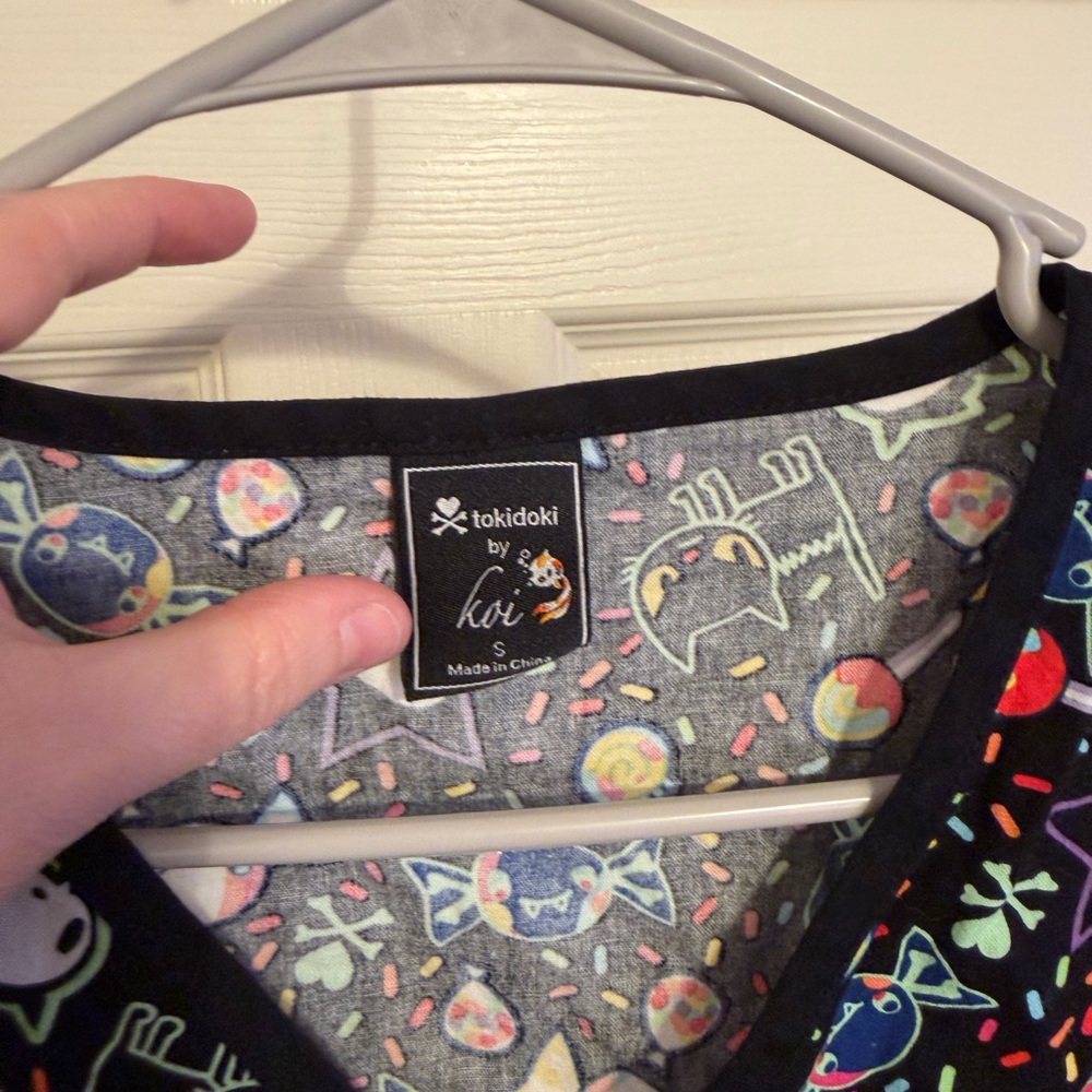 Tokidoki Candy women’s Scrub Top - Picture 2 of 3